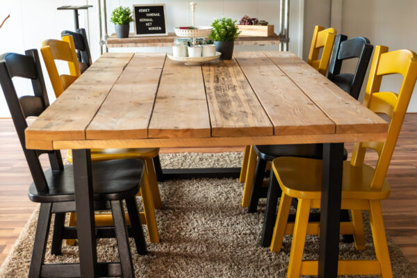 HIER Achterhoek tafel met stoelen