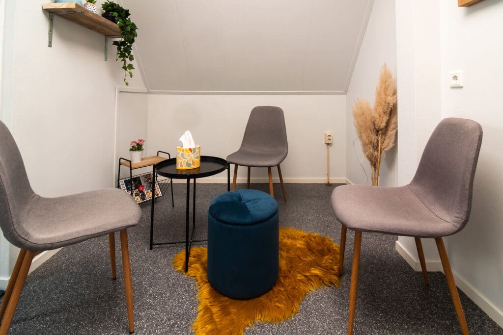 Ketelkamer van HIER Achterhoek met stoelen voor een persoonlijk gesprek