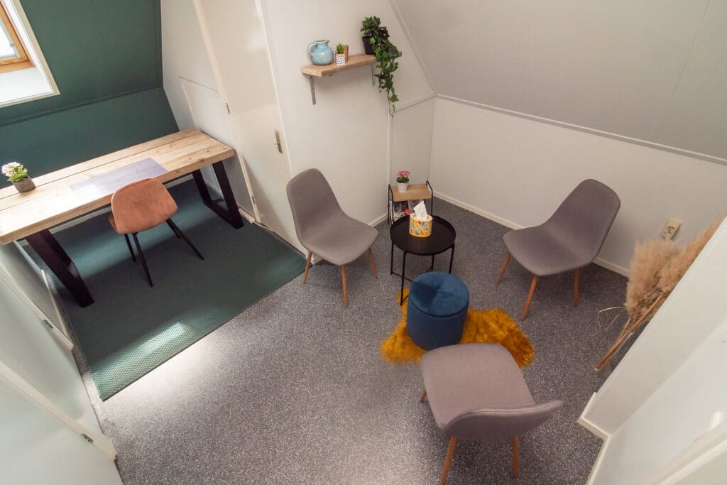 Spreekkamer van HIER Achterhoek met warme inrichting in Zelhem
