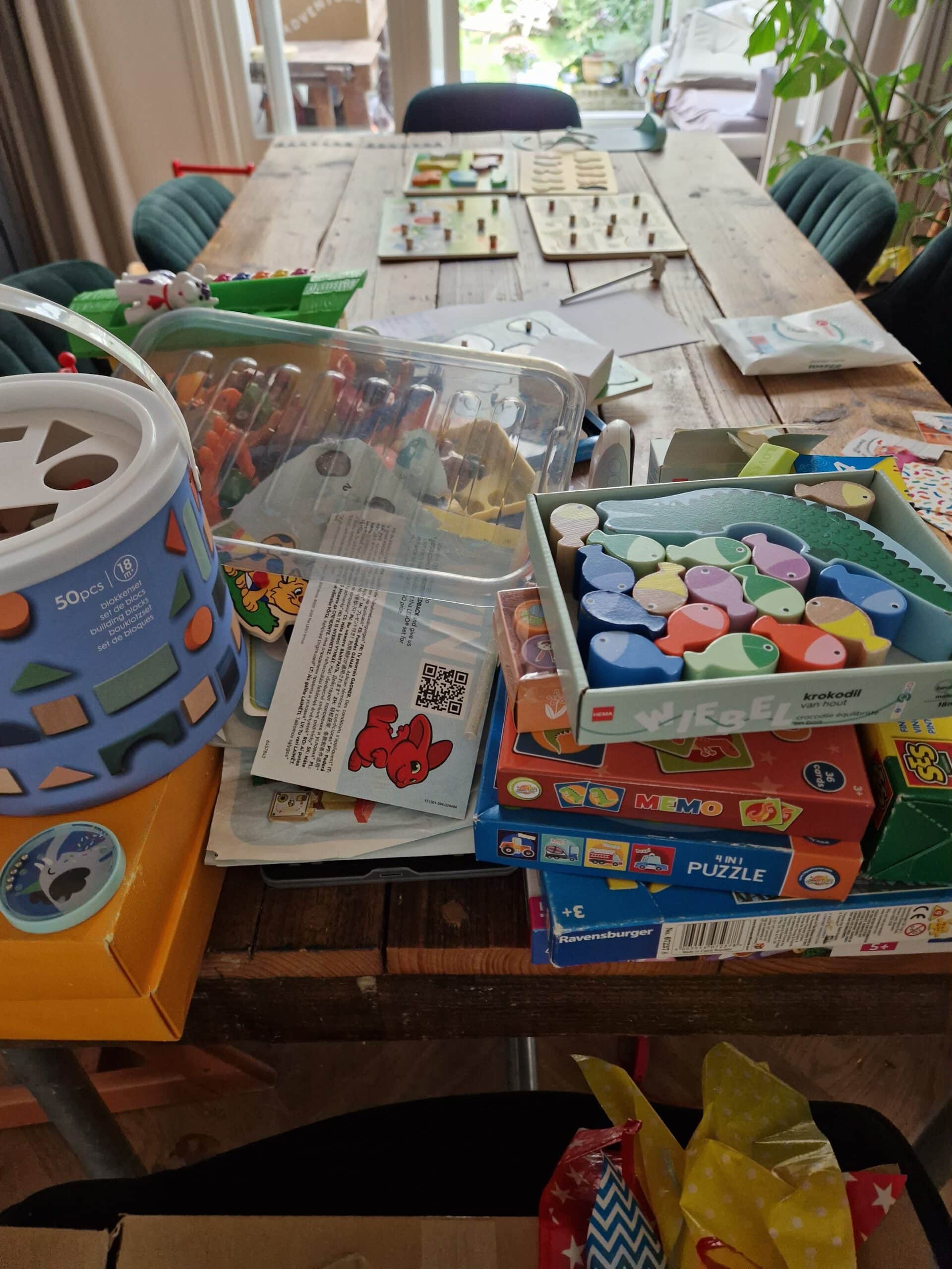 Keukentafel vol privéspullen terwijl deze als werkplek wordt gebruikt