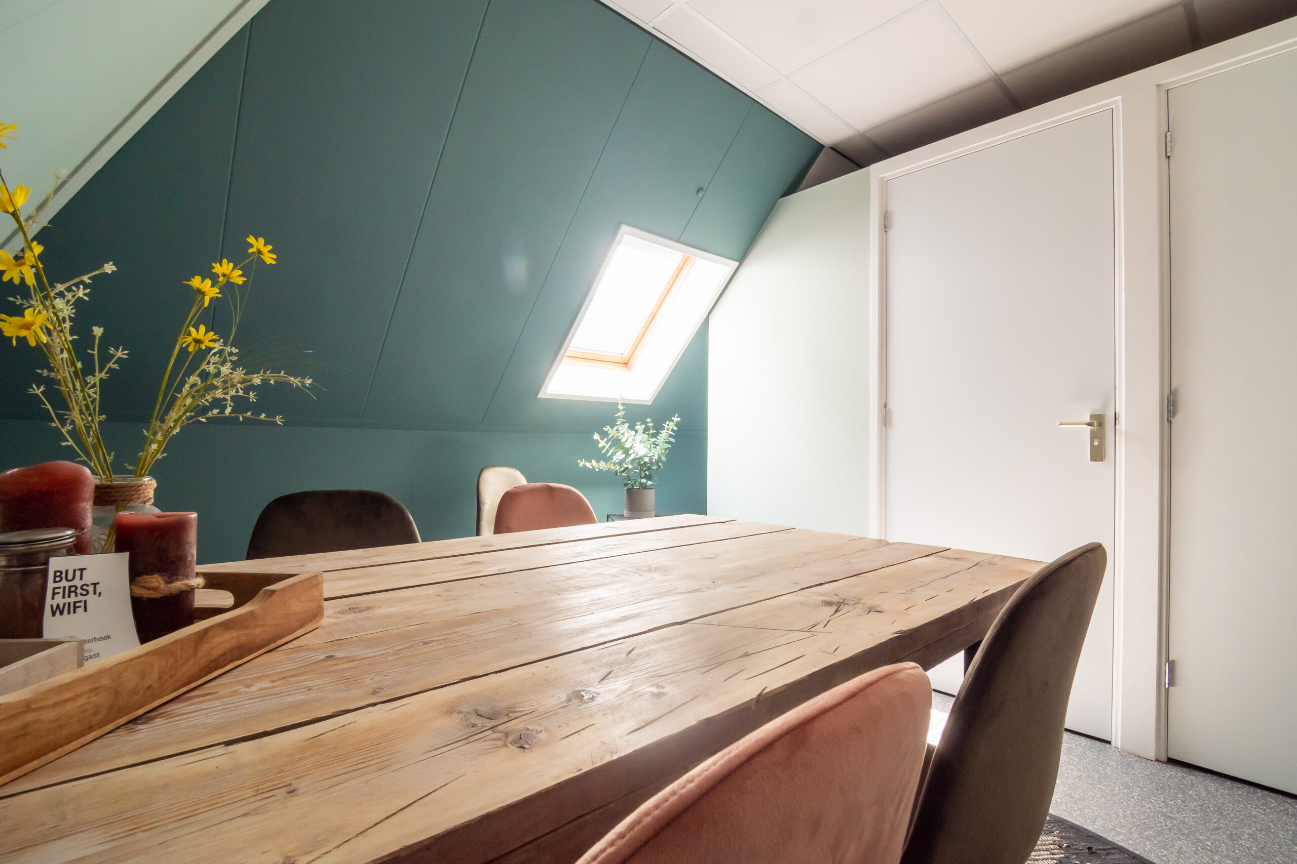 Spreekkamer met tafel bij HIER Achterhoek